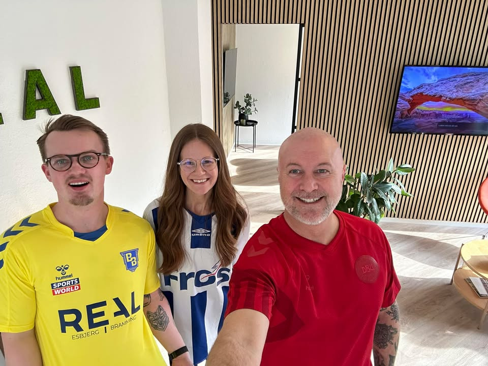 RealMæglerne Esbjerg og Bramming støtter børnecancerfonden med Fodboldtrøje-fredag