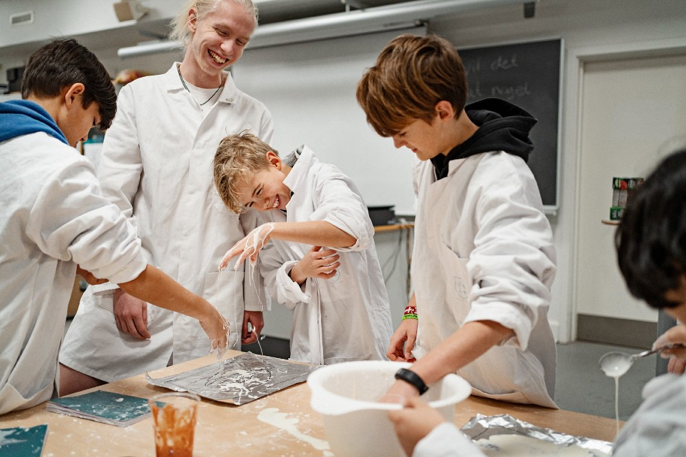 Børn med “sultne hjerner” går til videnskab i Grenaa