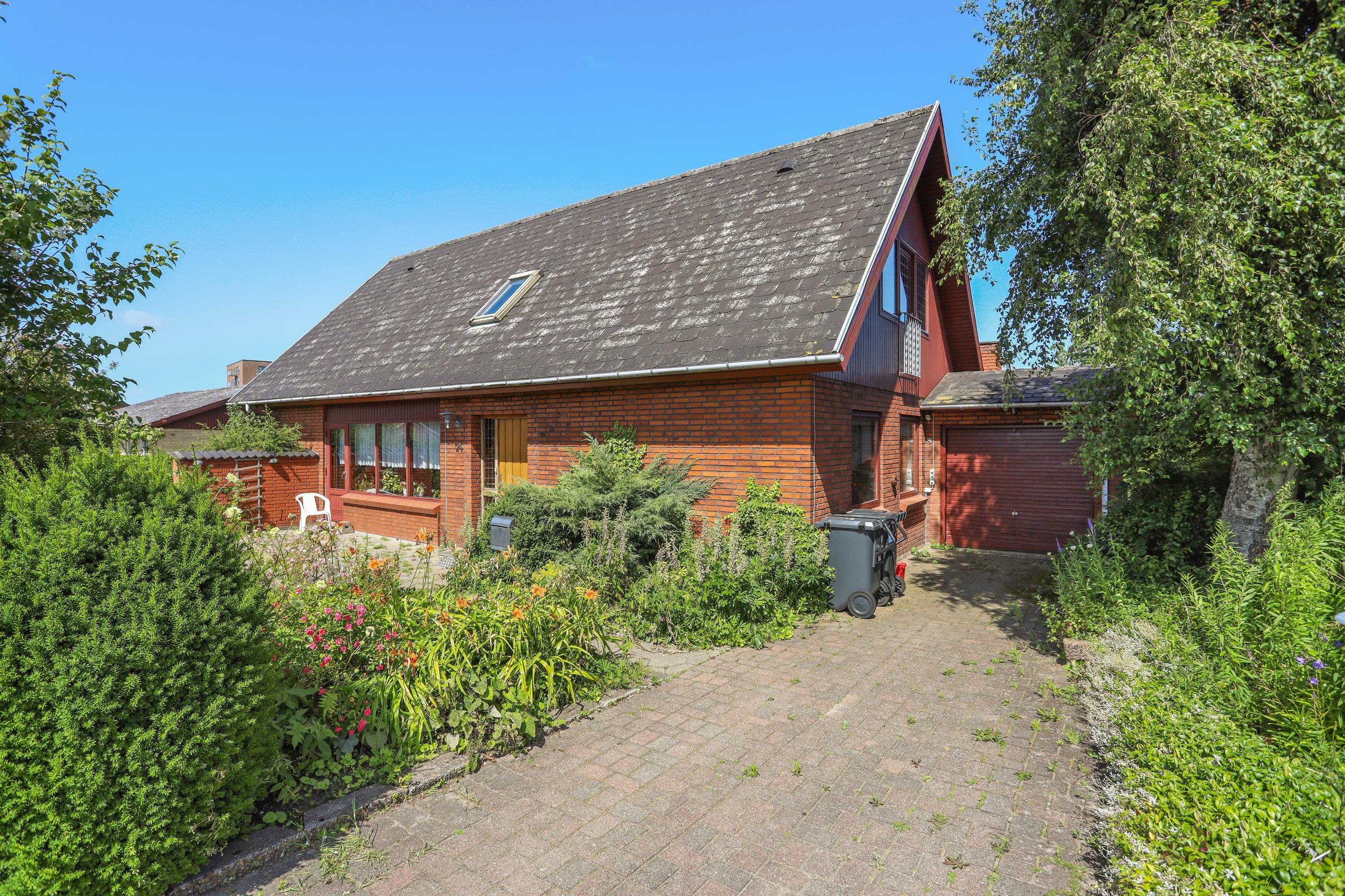 Rummelig villa med potentiale og central beliggenhed i Aabybro