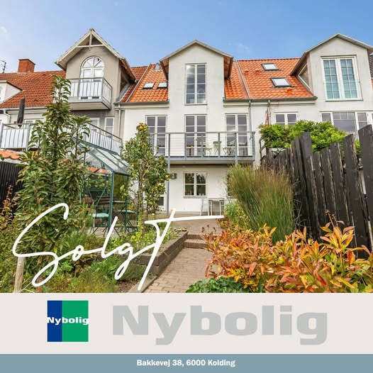 Nybolig Kolding fejrer salg af bolig på Bakkevej 38 i Kolding