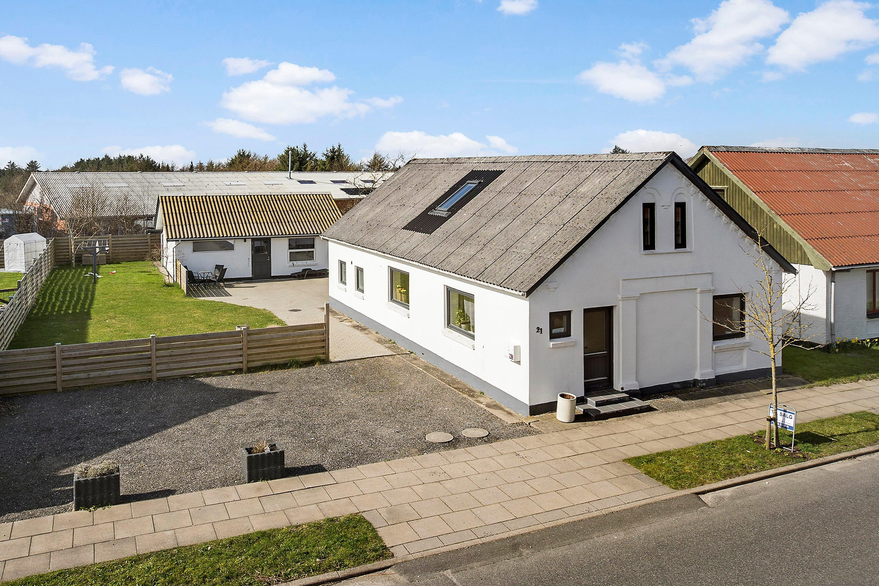 Renoveret villa med mulighedsrigt baghus i Ingstrup