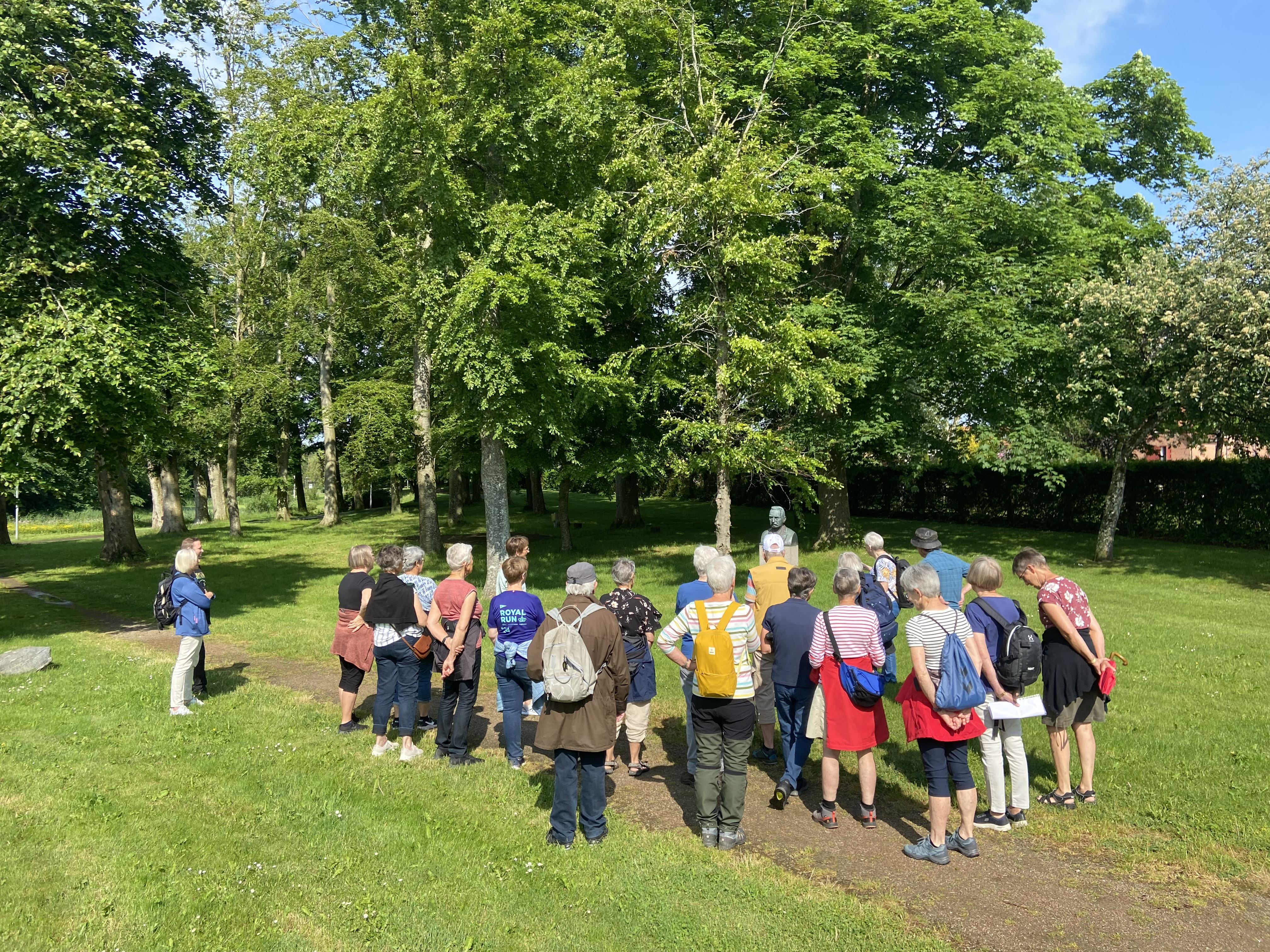 Sommerhøjtlæsning og gåtur i Vrå