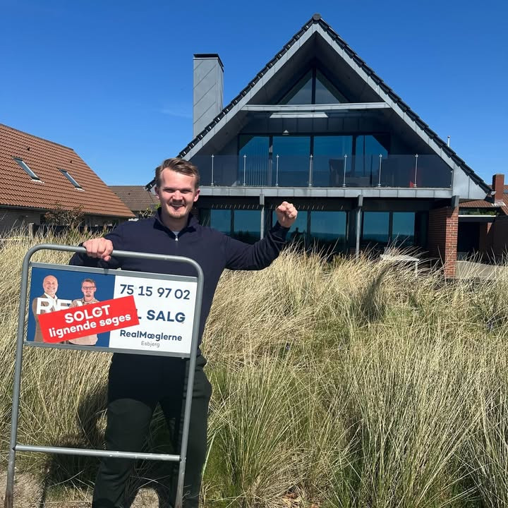 RealMæglerne Esbjerg og Bramming fejrer salg af ejendom på Sædding Strandvej 103