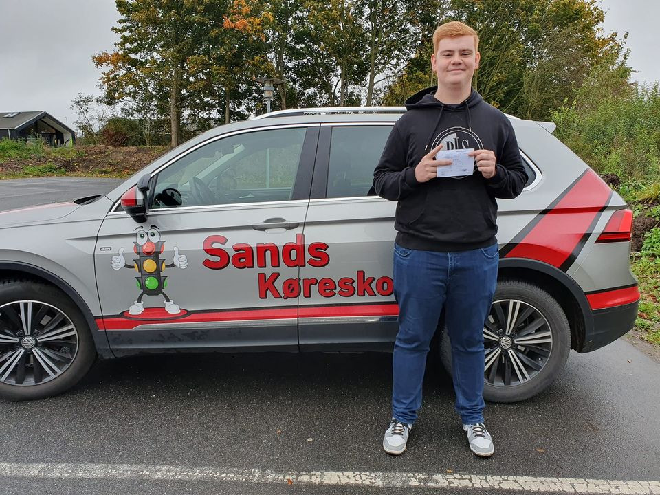 William Kamp Daae får kørekort efter succesfuld prøve hos Sands Køreskole