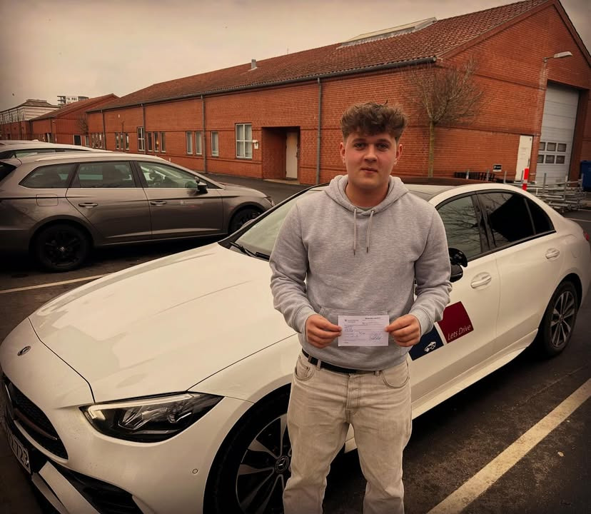 Lets Drive lykønsker Peter med erhvervelse af kørekort efter udsat prøve