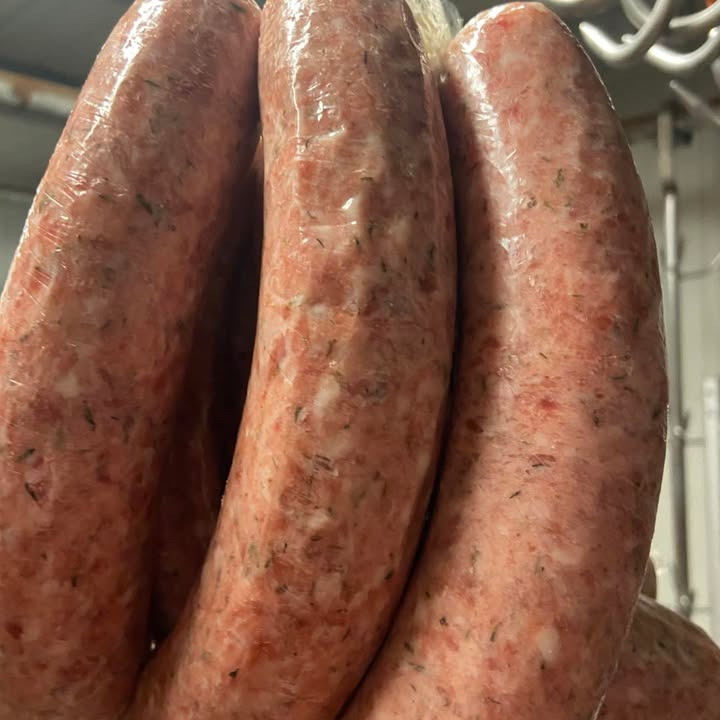 Elev øver svendeprøve med læsøpølser og pepperoni hos Elling Slagterforretning v/Louise le Fevre Sjøberg Karlsen