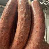Elev øver svendeprøve med læsøpølser og pepperoni hos Elling Slagterforretning v/Louise le Fevre Sjøberg Karlsen