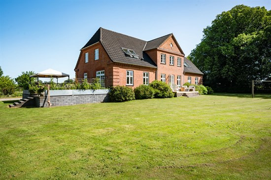 Top 6 over dyreste boliger til salg i Hovedgård. Priser op til 5.995.000 kr