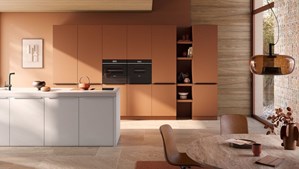 Middelhavsstil møder moderne design: Systemat AV6000 NCS AV 2135 krystalhvid køkken bringer sydlandsk stemning ind i hjemmet