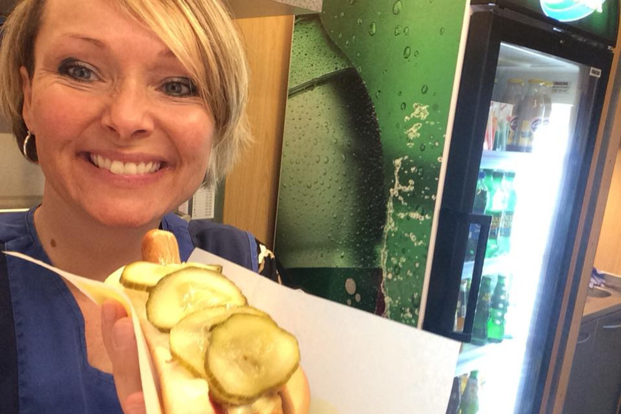 Stinne fortæller om hverdagen i Knuds Pølsevogn: “Det er helt klart mine dejlige kunder, der driver mig”