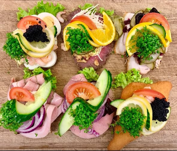 MENY Viborg Marsk Stigs Vej tilbyder fredags smørrebrød til 25 kr. pr. stk.