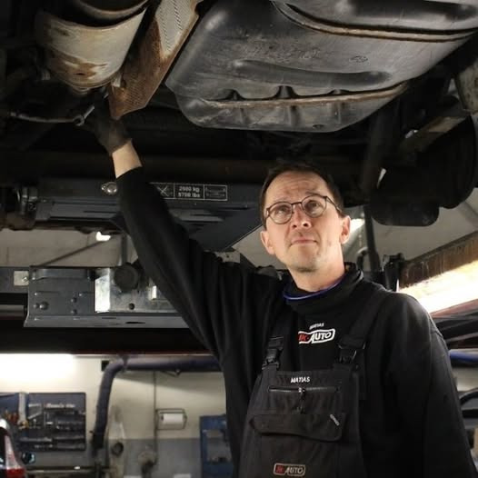 JK Auto ApS tilbyder reparation med op til 3 års garanti på nye reservedele