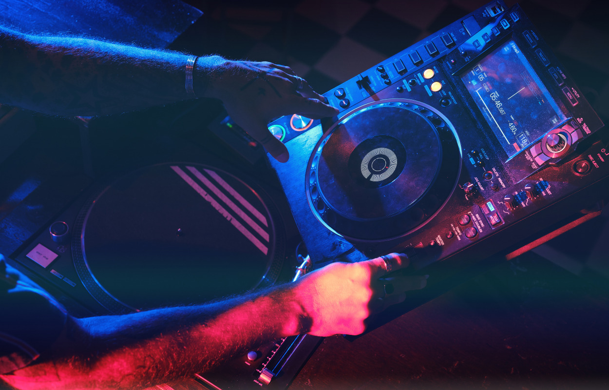 Live DJ og lysshow skaber FED stemning til crossfit/cirkeltræning ved Bøgeskovhallen i aften!