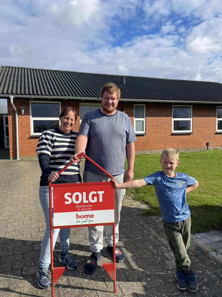 Ny boligejers glæde: home Brønderslev overdrager Dybbølvej 10 til nye ejere