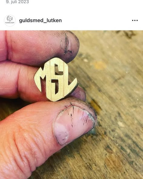 Guldsmed Lütken præsenterer personlig signet ring til nyudlært klejnsmed