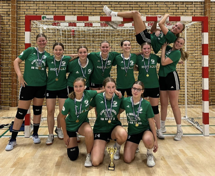 Team Nordøst-pigerne tog smal sejr efter tæt opgør: "Resultatet i dag afspejler en fin holdpræstation, hvor alle bød ind med gode aktioner i begge ender af banen."