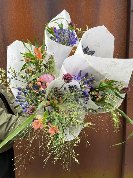 by fromberg tilbyder Stilk for stilk med løse blomsterstilke i to størrelser