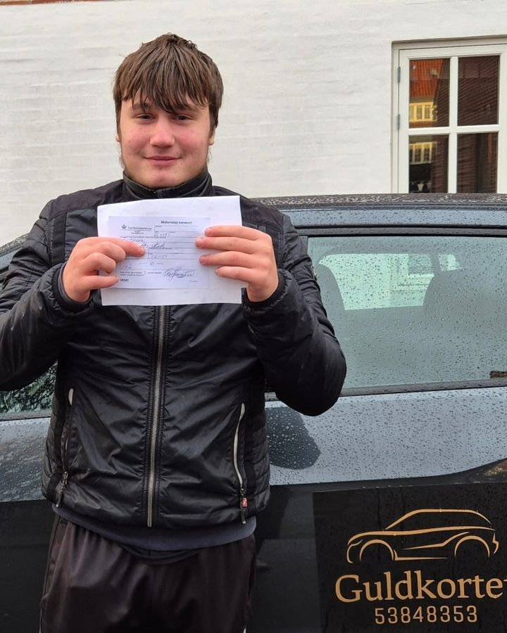 Christoffer fejrer nyt kørekort hos Guldkortet ApS