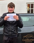 Christoffer fejrer nyt kørekort hos Guldkortet ApS
