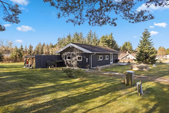 Mæglerhuset Asger Larsen annoncerer ny pris på fritidsbolig nær Kollerup Plantage