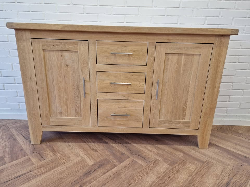 Hovelind Møbler tilbyder brugt skænk i massivt egetræ til salg