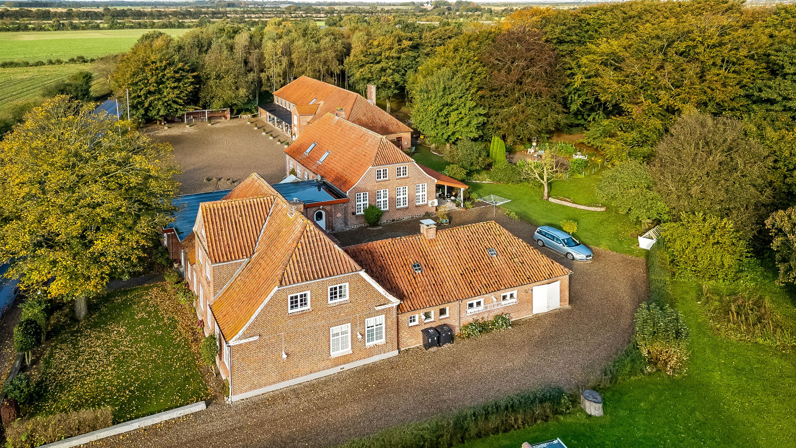 Unik villa i Klovtoft: Fra skole til smuk rødstensejendom med Barfodspark