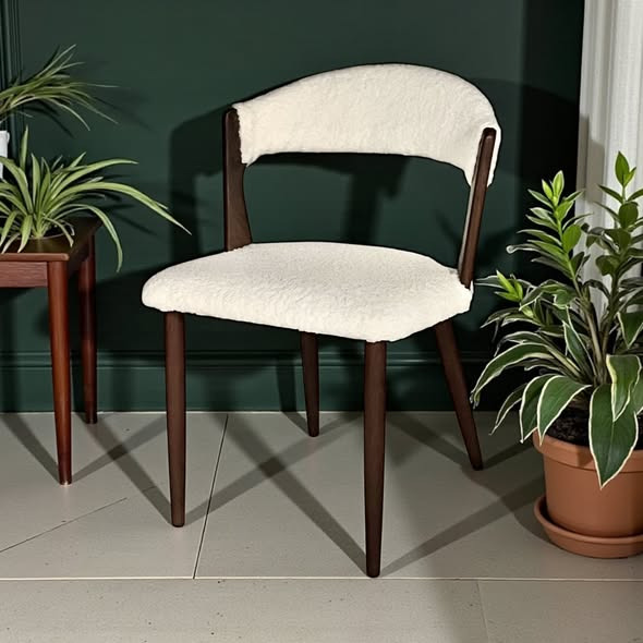 By Duddie deler restaureringsrejse af sminkestol