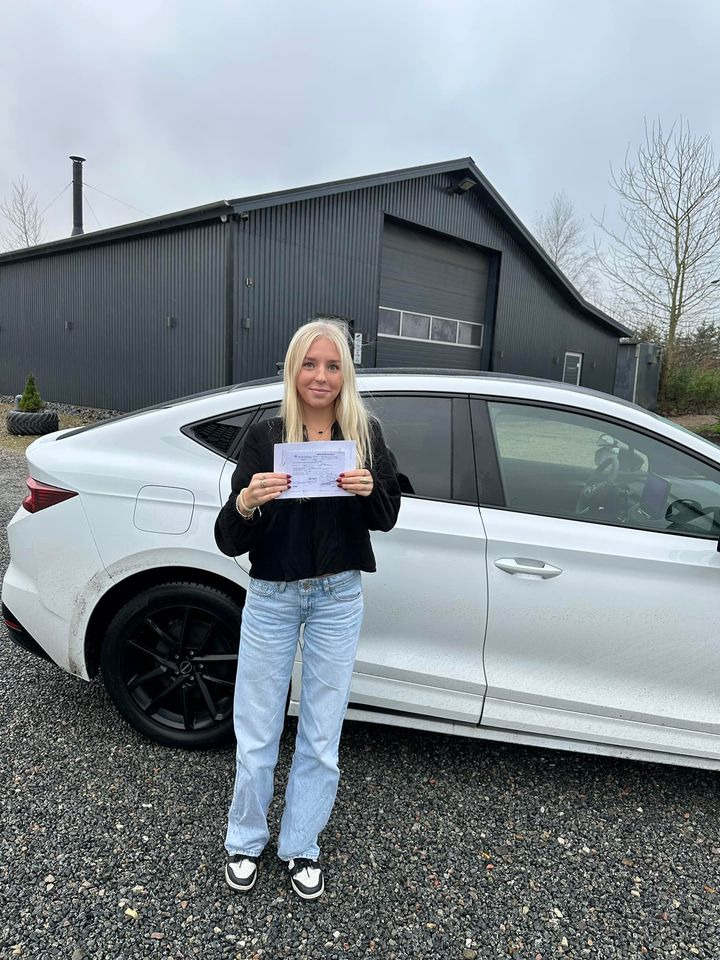 Stine Jensen bestod både teori- og køreprøve i første forsøg hos Frisdal Køreskole