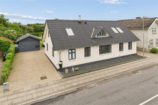 Vesterbrogade 11 og 1 anden boliger er kommet til salg denne uge i Spøttrup - se boligerne her.