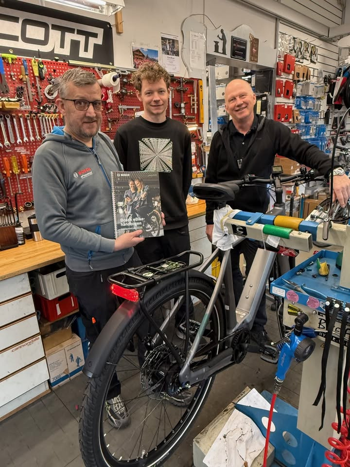 Per P. Cykler opdaterer personalet med nyeste viden fra Bosch kursus