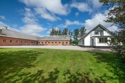 Til salg hos Estate Boligmægleren Tårs: Velholt ejendom tæt på Østervrå
