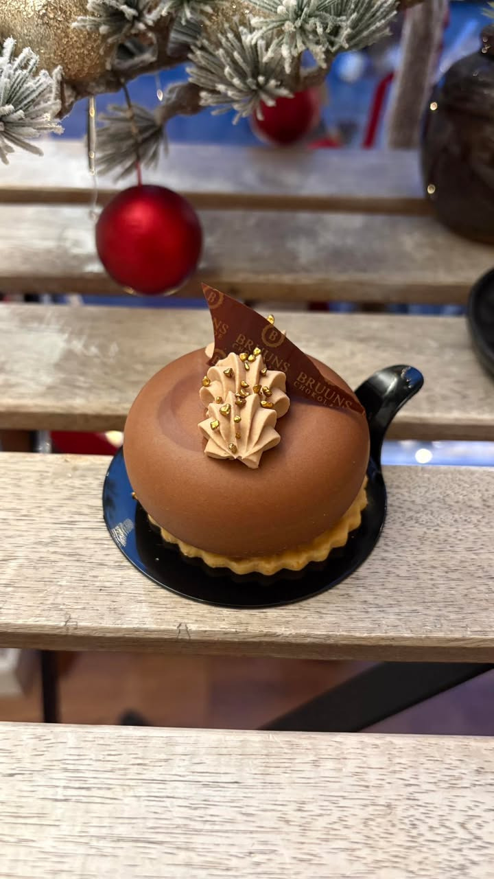 Bruuns Chokolade byder på weekendens lækre kage med hvid chokolade og solbær