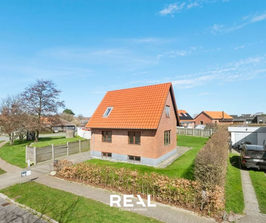 RealMæglerne Esbjerg og Bramming præsenterer moderne villa på Lenders Alle 35