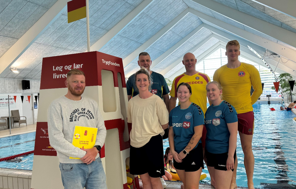 Hop i vandet og prøv kræfter med ægte livredderudstyr i Tønder Svømmehal