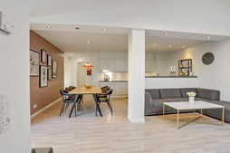 Moderne rækkehus med privat terrasse og parkeringsplads i Vejgaard