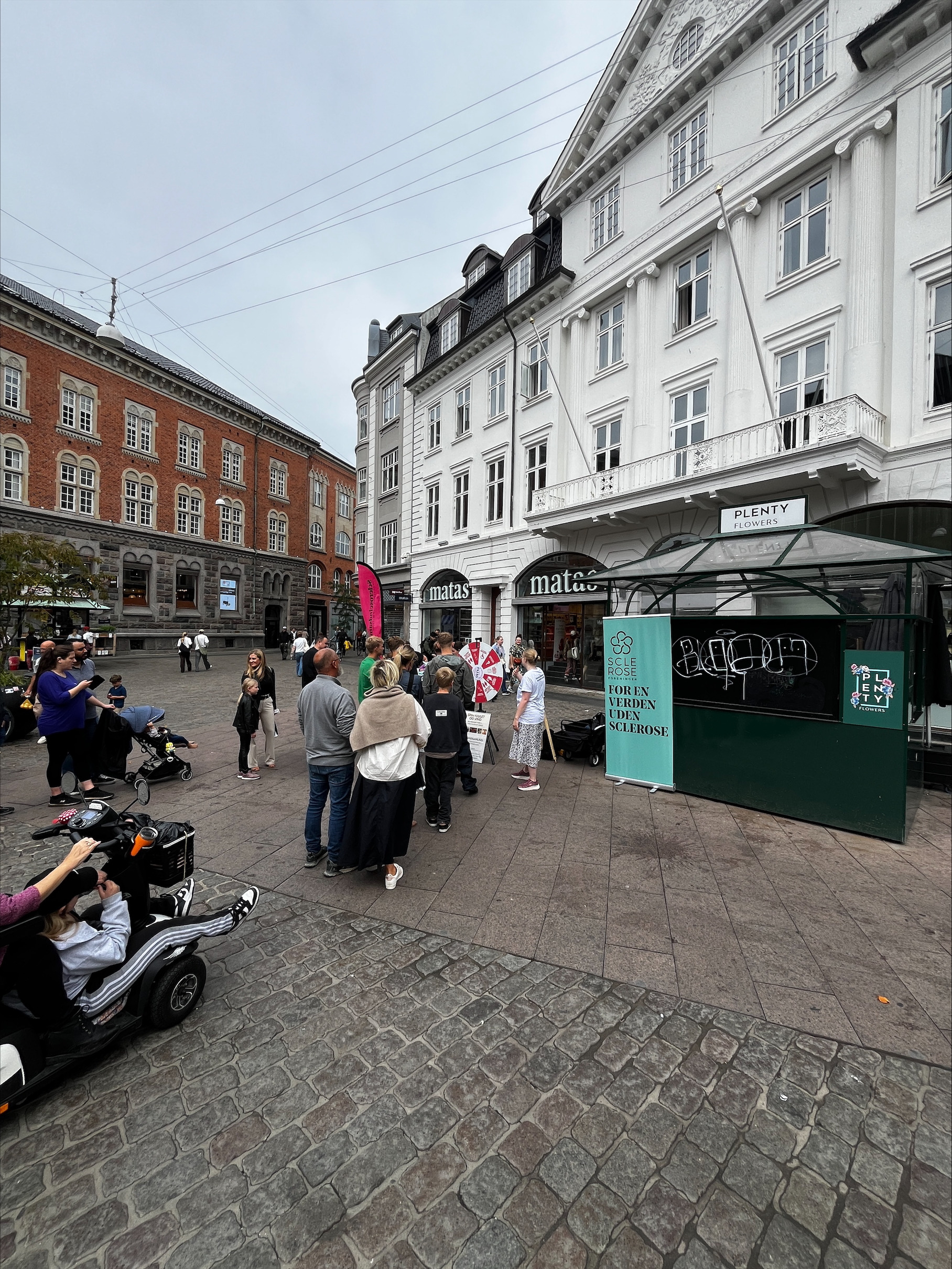 Frivillige delte fredagsslik ud og satte fokus på en vigtig sag