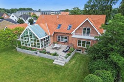 Mæglerhuset Brønderslev præsenterer unik herskabsvilla på Fredensgade