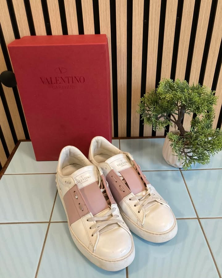 2HandStore, Modeloppen fremhæver deres udvalg af sko i Glasmontren lige nu