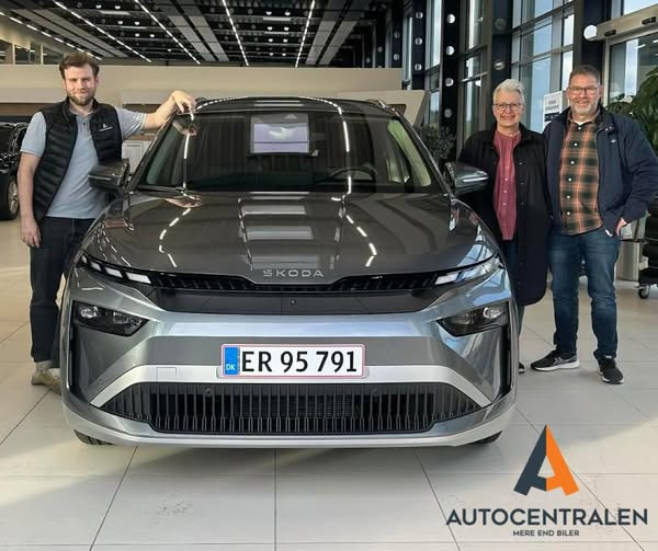 Autocentralen Viborg fejrer kundeparrets skifte til Škoda Enyaq 85 elbil