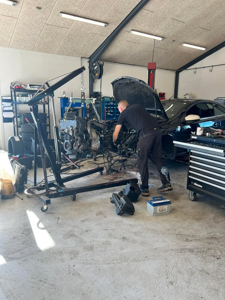 Vittrup Auto Aps engagerer lærlinge i motor-skift med succes