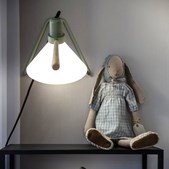 Thusgaard Living præsenterer alsidig lampe fra Le Klint og charmerende Maileg kanin