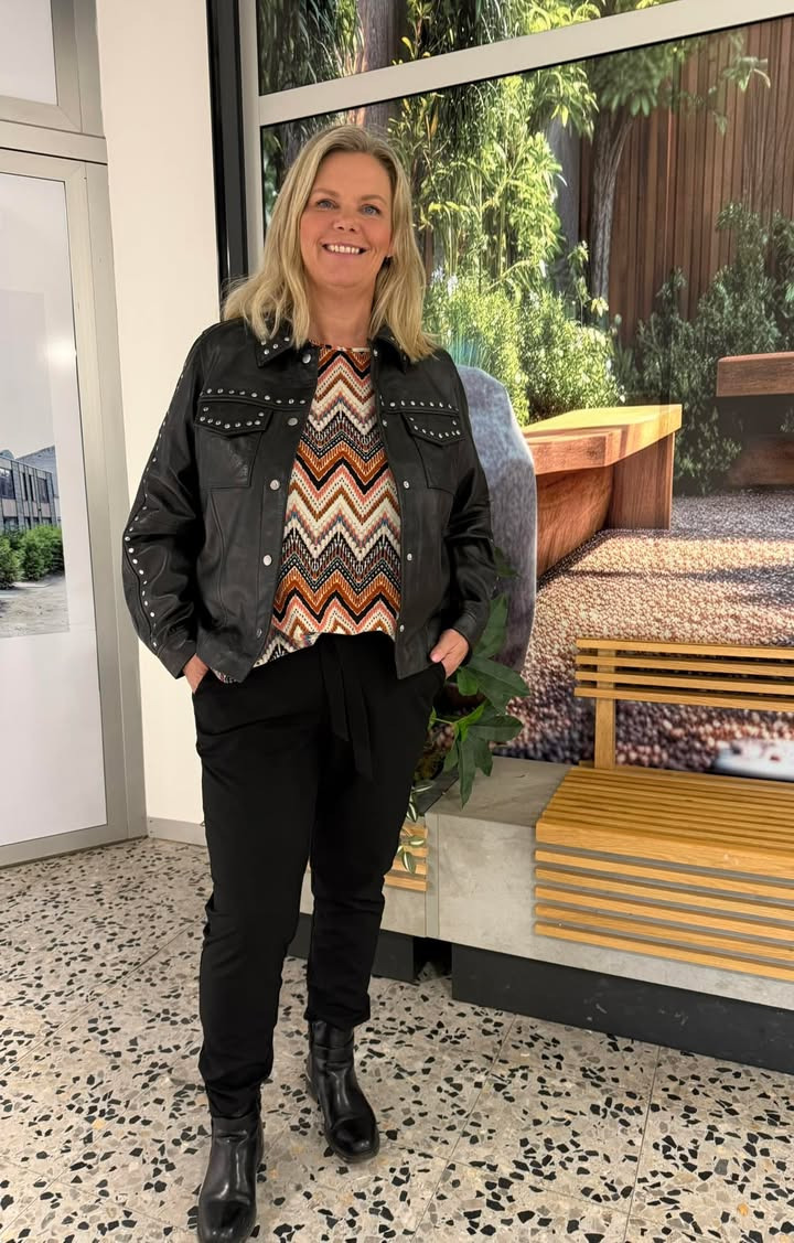 Only Curves fremhæver ny skindjakke med nitter fra Kaffe Curve