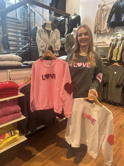 Skott Aalborg præsenterer nye sweatshirts i friske farver til tirsdagsshopping