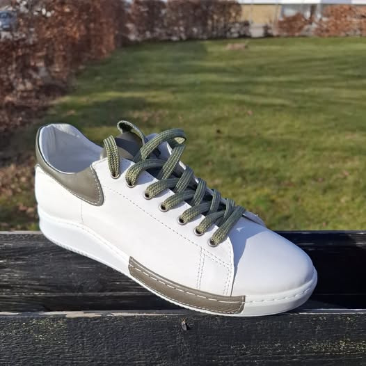 Elling Sko tilbyder Charlotte skind sneaker i hvid/grøn til 333 kr.