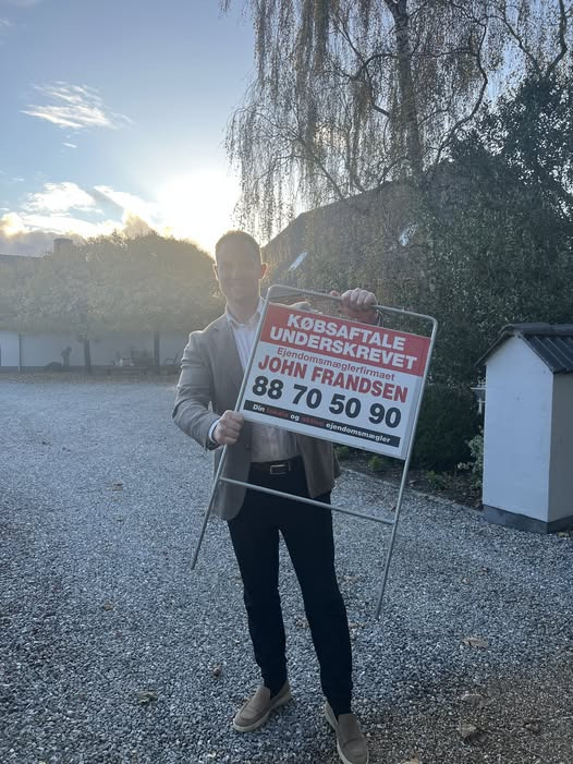 John Frandsen Ikast underskriver ny købsaftale på Tværmosevej 2