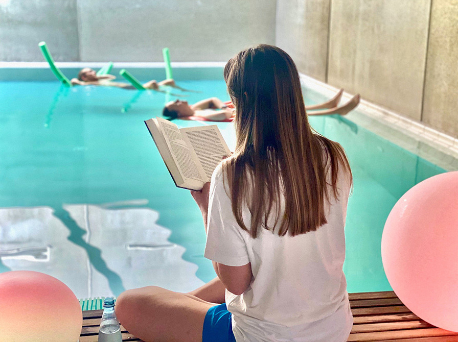 Få en unik oplevelse med højtlæsning i varmtvandsbassinet