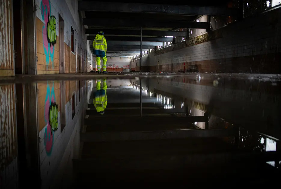 Fotograf indfanger slagteribygningens sidste øjeblikke før nedrivning i Skive