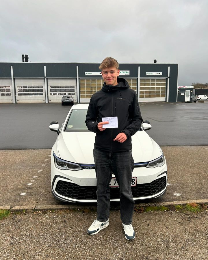 Bentzens Køreskole fejrer tvillingetrim med nye kørekort 