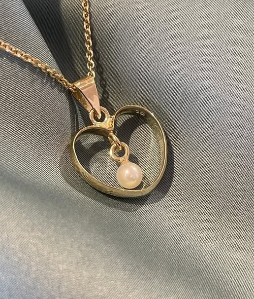 Guldsmed Lütken skaber smykke med personlige minder