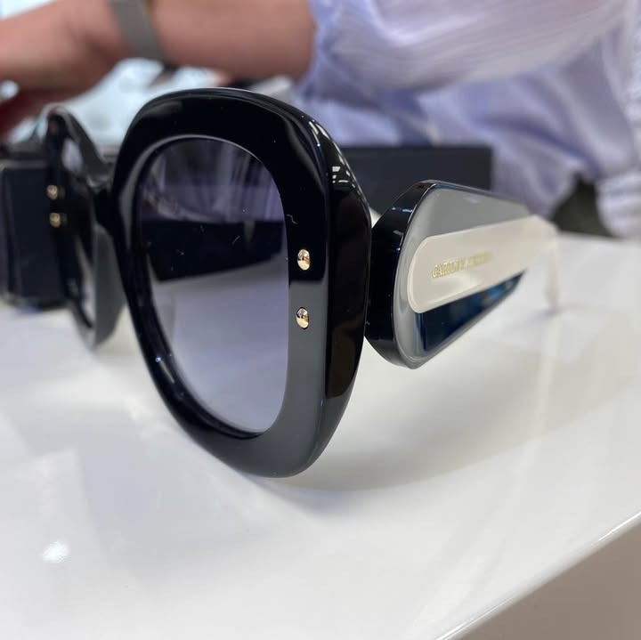 Nye solbriller fra Carolina Herrera snart hos Thiele Optik Silkeborg